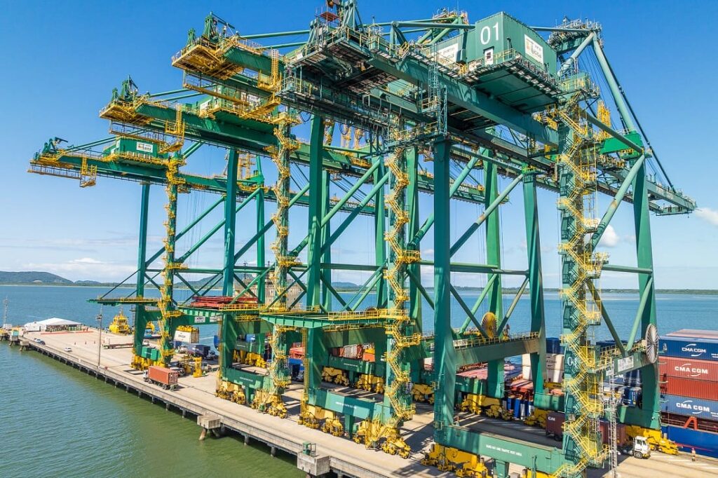 Porto Itapoá amplia capacidade com novo guindaste de grande porte